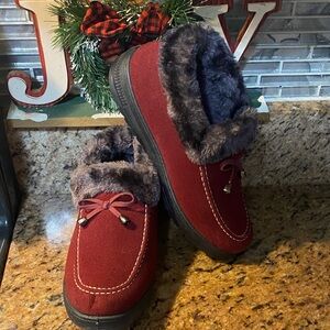 Size 8 Cozy Red Fur-Lined womens Shoes